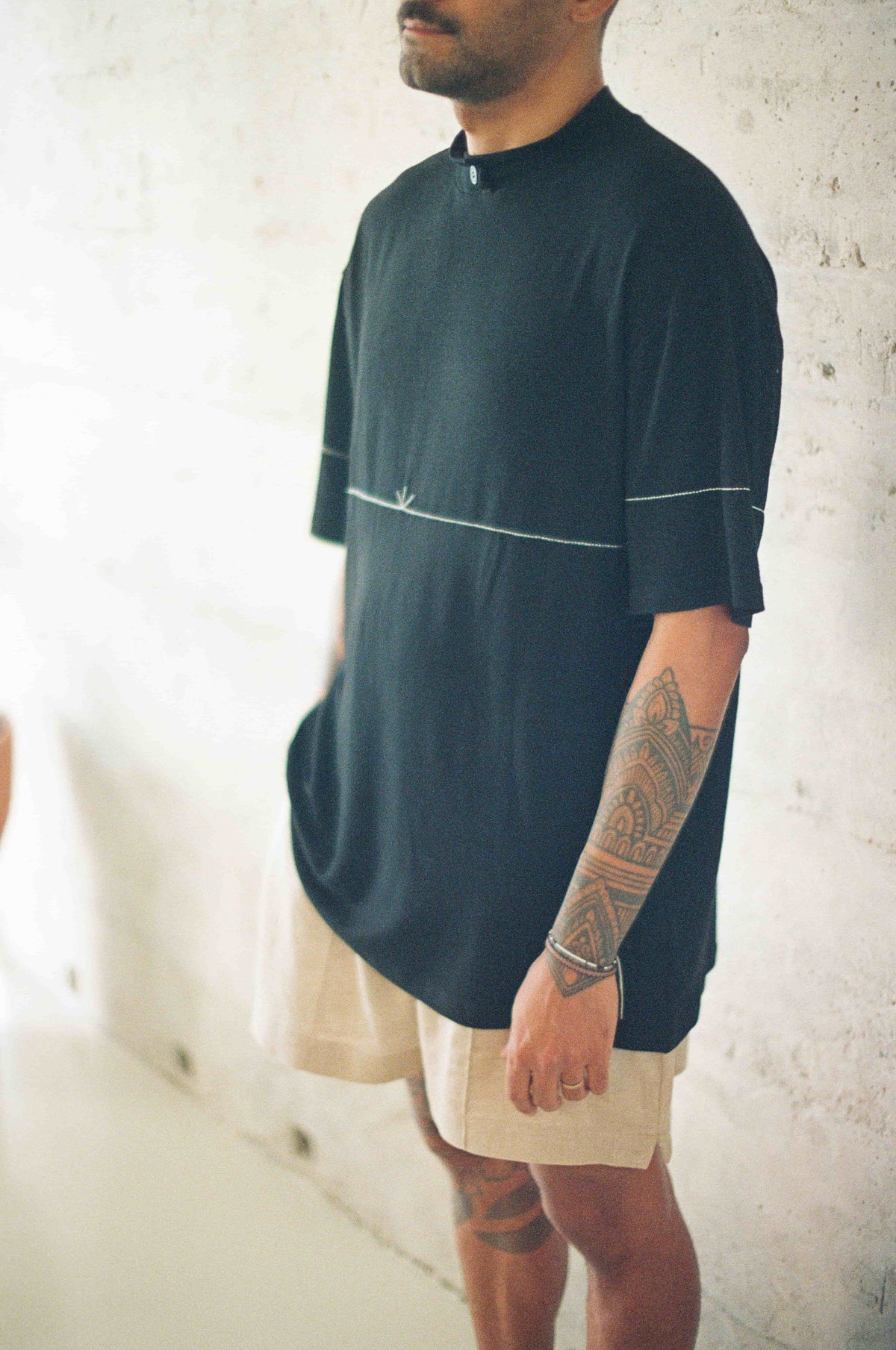 camiseta gola alta bruma, preto